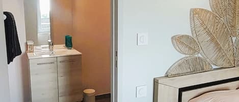 Iron/ironing board, free WiFi, bed sheets