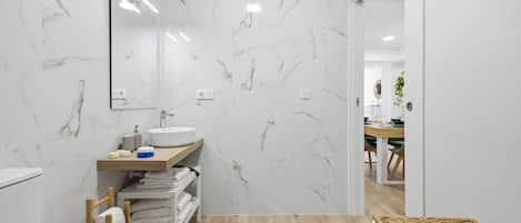 Secadora de cabello, toallas, jabón, papel de baño