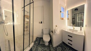 Shower, hair dryer, towels, soap - Vrbo Property (Valbonne)