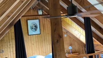 Escritorio, tabla de planchar con plancha, wifi gratis y ropa de cama