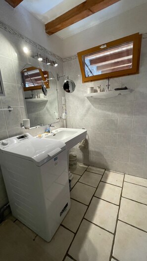 Haartrockner, Handtücher, Seife, Toilettenpapier