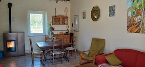 Een gezellige woonkamer met een open haard, houten meubels en decoratieve wandkunst.
