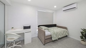 2 bedrooms, iron/ironing board, WiFi, bed sheets - affordable modern getaway with parks/cafe nearby (WOODPARK)