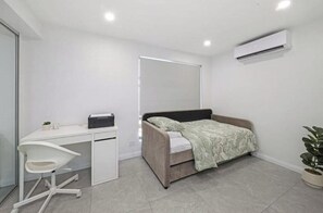 2 habitaciones, tabla de planchar con plancha, wifi y ropa de cama