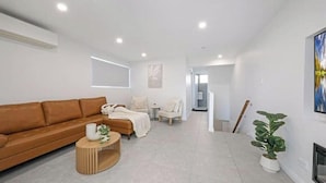 Smart TV - affordable modern getaway with parks/cafe nearby (WOODPARK)