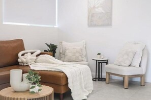 Spa - affordable modern getaway with parks/cafe nearby (WOODPARK)