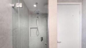 Shower, hair dryer, towels, soap - affordable modern getaway with parks/cafe nearby (WOODPARK)