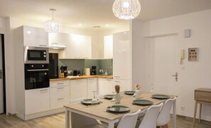 Private kitchen - Elegant 2-bedroom apartment-Near downtown (Périgueux)