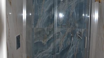 Doccia, asciugacapelli, bidet, asciugamani