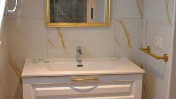 Doccia, asciugacapelli, bidet, asciugamani