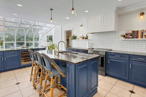 Family home with pool overlooking the Long Island Sound! Easy commute to NYC