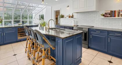 Family home with pool overlooking the Long Island Sound! Easy commute to NYC