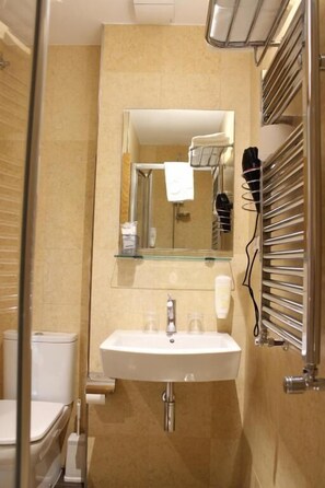 Standard Double Room | Bathroom - 4C Cuatro Caminos (Madrid)