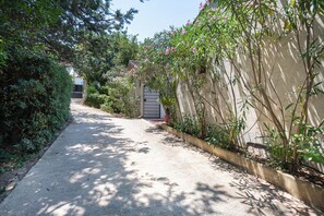 Property grounds - FAMILY HOME IN 6,000 M2 FOREST PARK SWIMMING POOL 4BEDROOM 3BATHROOM (Allauch)