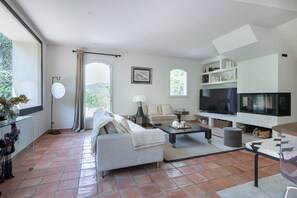 Living area - FAMILY HOME IN 6,000 M2 FOREST PARK SWIMMING POOL 4BEDROOM 3BATHROOM (Allauch)