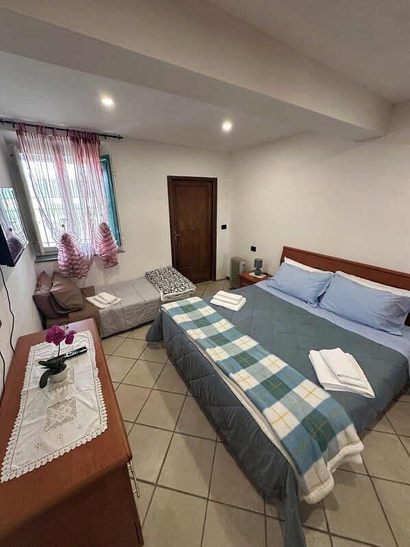 Room - Vrbo Property (Frizzone)
