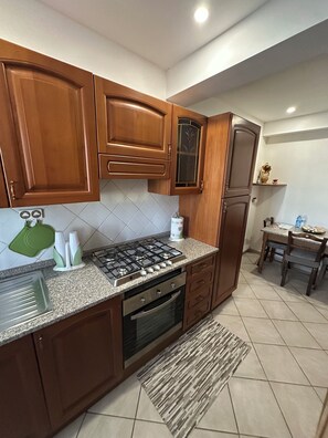 Private kitchen - Vrbo Property (Frizzone)