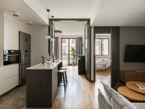 Familienapartment, 2 Schlafzimmer, Klimaanlage, Stadtblick | Wohnbereich