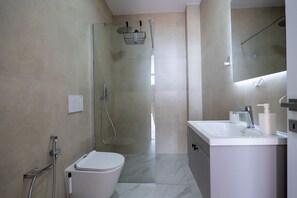 Buồng tắm vòi sen, khăn tắm, xà phòng, dầu gội 