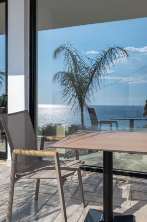Outdoor dining - SeaScape Residence (Borsh)