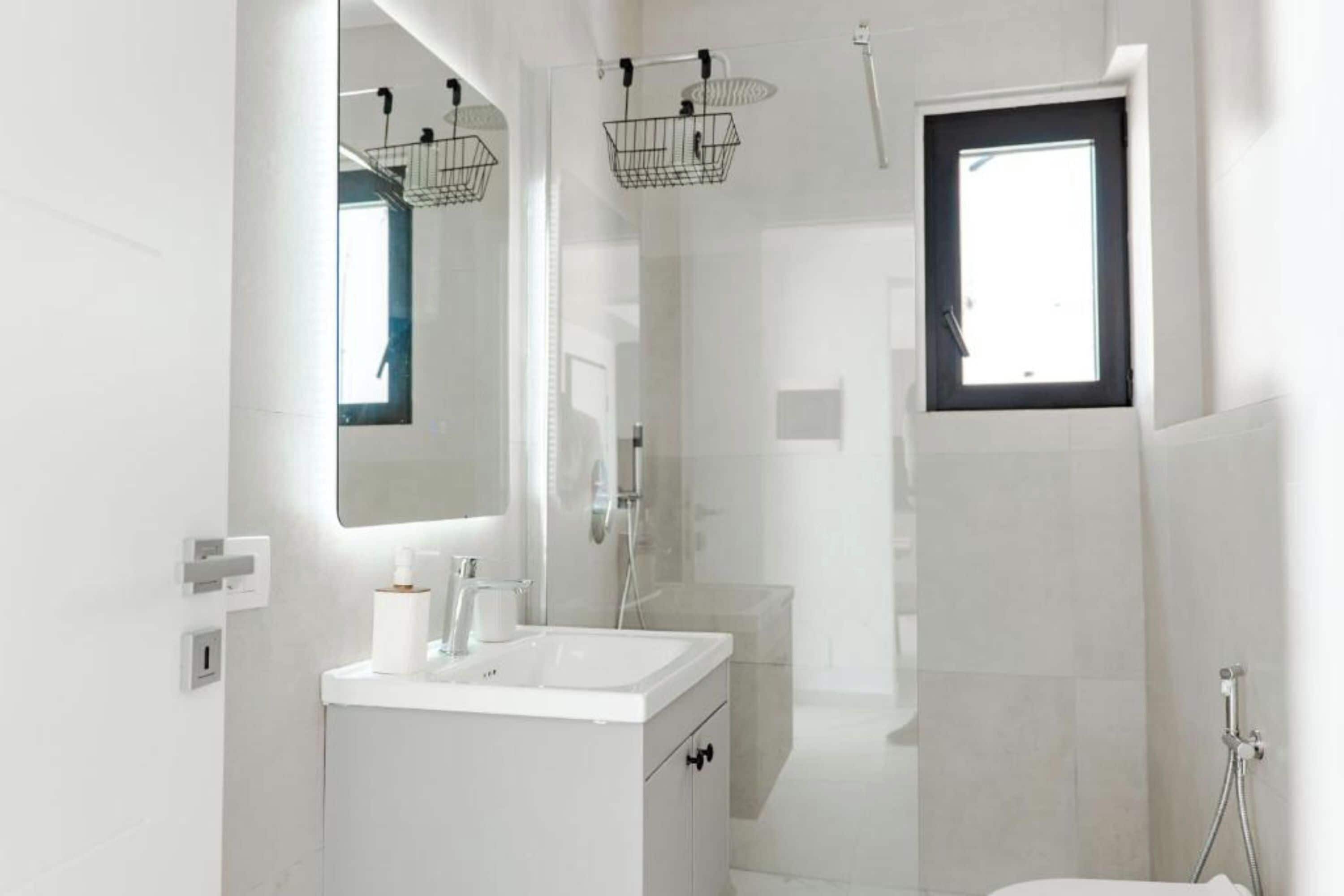 Superior-Suite, Balkon | Badezimmer | Dusche, kostenlose Toilettenartikel, Haartrockner, Handtücher