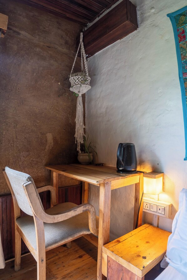 Single Bedroom Chalet C3 | Free WiFi - Aloha Riverside (Bhuntar)