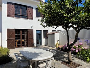 Outdoor dining - Charming 3-bedroom house in Cascais perfect for your getaway (Cascais)