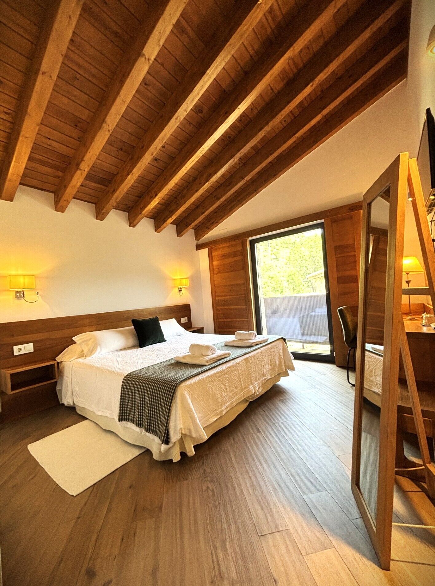 Camera doppia, 1 letto king, terrazzo, vista fiume | Biancheria da letto di alta qualità, materassi in memory foam