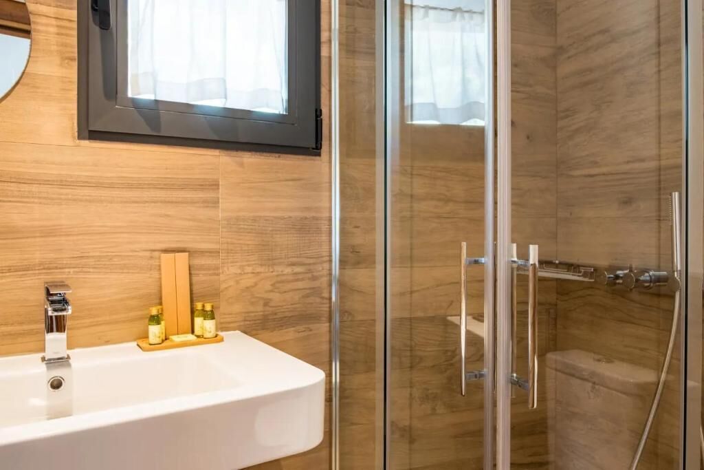 Superior Double Room, 1 King Bed, Terrace, River View | Bathroom | Shower, rainfall showerhead, free toiletries, hair dryer