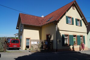 Exterior - Studio "Europa Park, room with private bathroom" with shared terrace, garden & Wi-Fi (Herbolzheim)