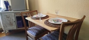 Une table à manger avec deux assiettes, un verre et une fourchette.