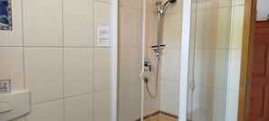 Shower, hair dryer, towels - Studio "Europa Park, room with private bathroom" with shared terrace, garden & Wi-Fi (Herbolzheim)