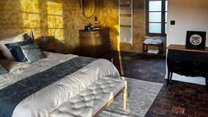 A bedroom with a bed, bench, dresser, and a window with shutters. - RELAI VALDIEU (Courgeon)