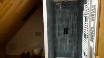Dobbeltrom – deluxe, 1 kingsize-seng | Bad | Dusj, hårføner, håndklær og såpe