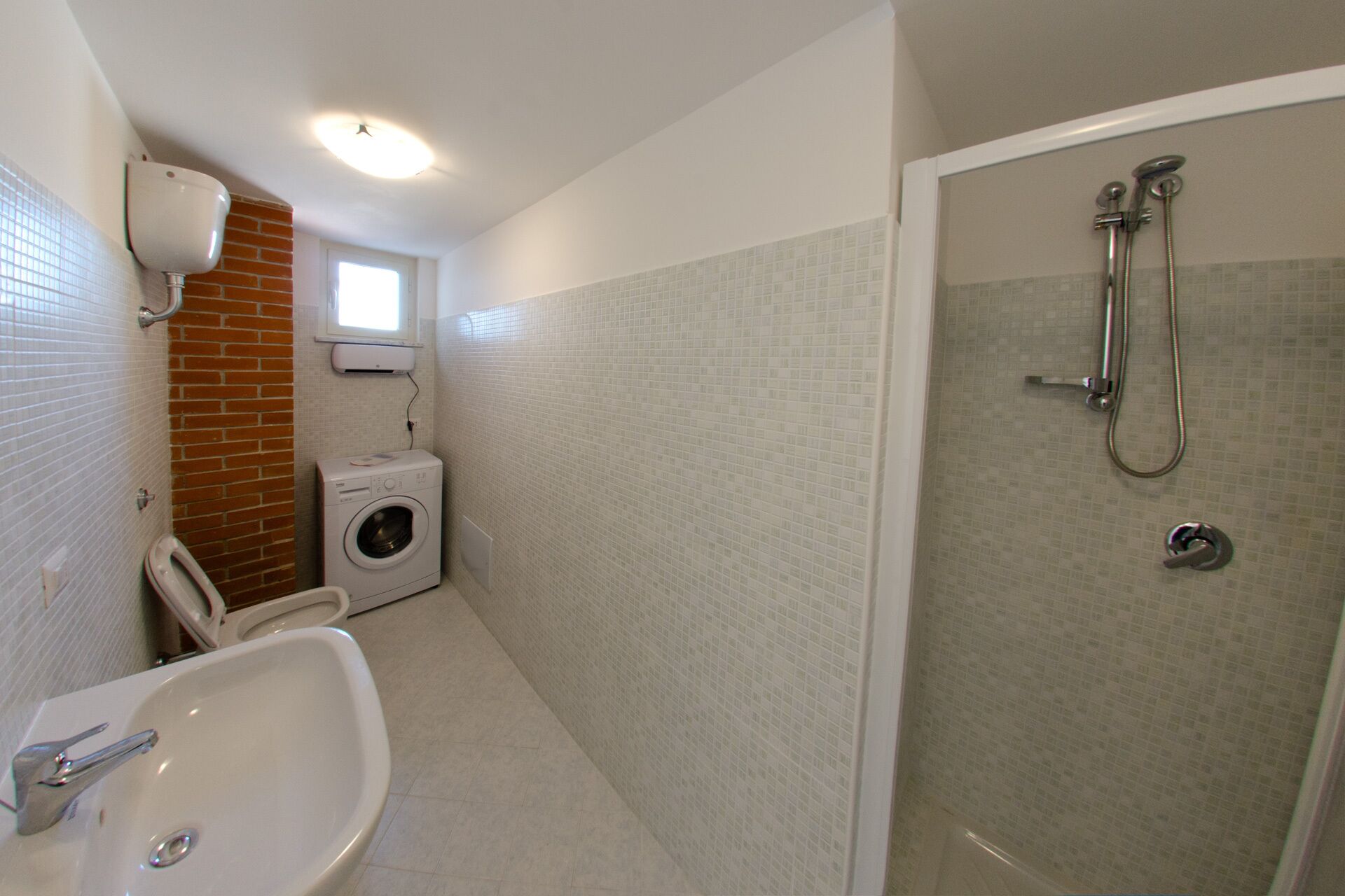 Een douche, een haardroger, een bidet, handdoeken