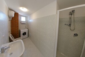 Bruser, hårtørrer, bidet, håndklæder