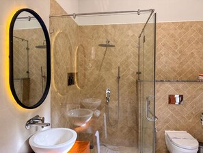 Deluxe-Doppelzimmer, Balkon, Gartenblick | Badezimmer | Badewanne und Dusche (separat), kostenlose Toilettenartikel