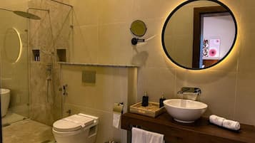Phòng đôi Deluxe, ban công, quang cảnh vườn | Phòng tắm | Bồn tắm và buồng tắm vòi sen riêng, đồ dùng nhà tắm miễn phí