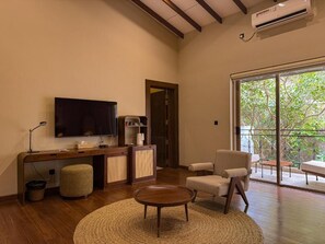 Chambre Double Deluxe, balcon, vue jardin | Coin séjour