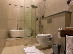 ห้องดีลักซ์ดับเบิล, ระเบียง, วิวสวน | ห้องน้ำ | อ่างอาบน้ำและฝักบัวแยกจากกัน, ของใช้ในห้องน้ำฟรี, ไดร์เป่าผม, ผ้าเช็ดตัว