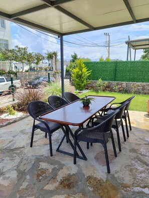 Outdoor dining - Tranquil 2-bedroom house with AC in enjoyable Bodrum Akyarlar (BODRUM)