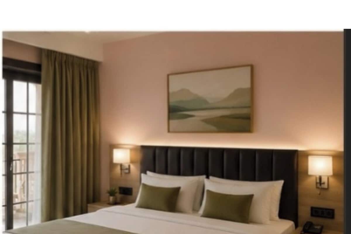 Deluxe Room | Desk, free WiFi