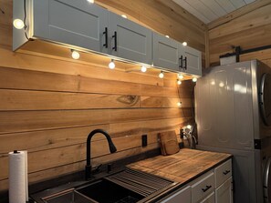 Private kitchen - Cozy 1-bedroom cottage in enjoyable Tracy City with AC nestled in the woods, (Tracy City)