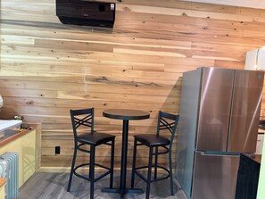 Dining - Cozy 1-bedroom cottage in enjoyable Tracy City with AC nestled in the woods, (Tracy City)