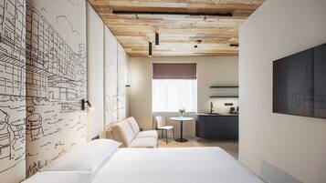 Ropa de cama hipoalergénica y caja de seguridad en la habitación