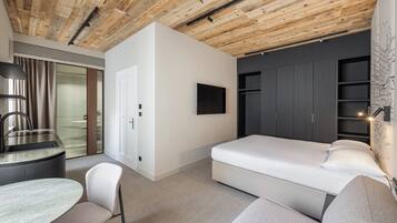 Ropa de cama hipoalergénica y caja de seguridad en la habitación