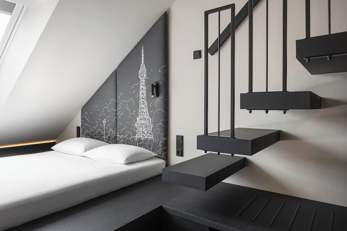 Ropa de cama hipoalergénica y caja de seguridad en la habitación 