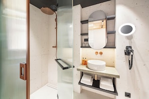 Triple Room | Bathroom | Free toiletries, hair dryer, towels - Origin Prague (Prague)