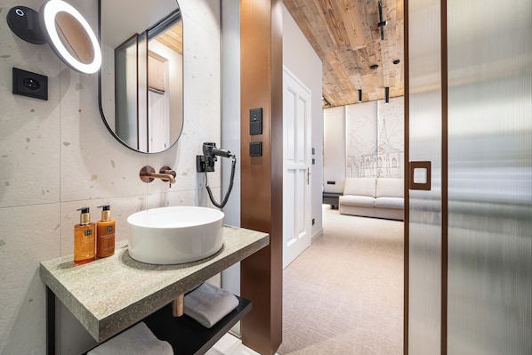 Family Suite | Bathroom | Free toiletries, hair dryer, towels - Origin Prague (Prague)