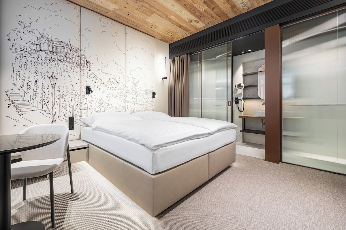 Ropa de cama hipoalergénica y caja de seguridad en la habitación 
